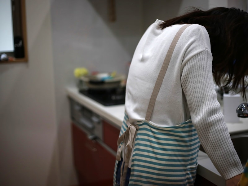 節約しないといけないと分かっていても、もう料理するのも疲れた…… ※画像：PIXTA