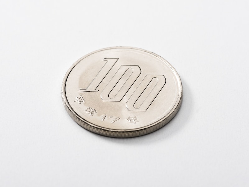 現行の100円玉が額面の1800倍で落札されました。一体なぜなのでしょうか？ ※画像：PIXTA（画像はイメージ）