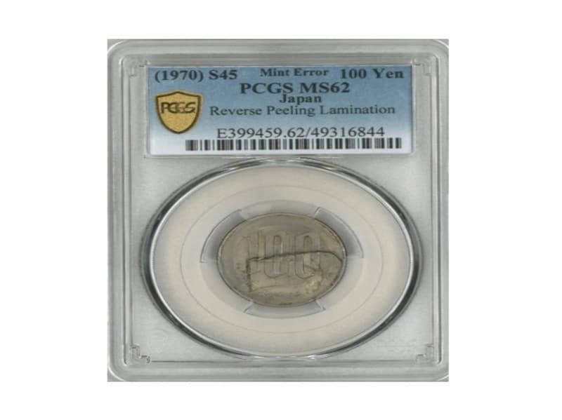 18万円で落札された実際の100円玉。表面が大きくめくれています ※画像：第37回銀座コインオークション Lot番号：699 桜100円白銅貨 昭和45年（1970） 大メクレエラー 現4 PCGS（Mint Error MS62） | EF/UNC