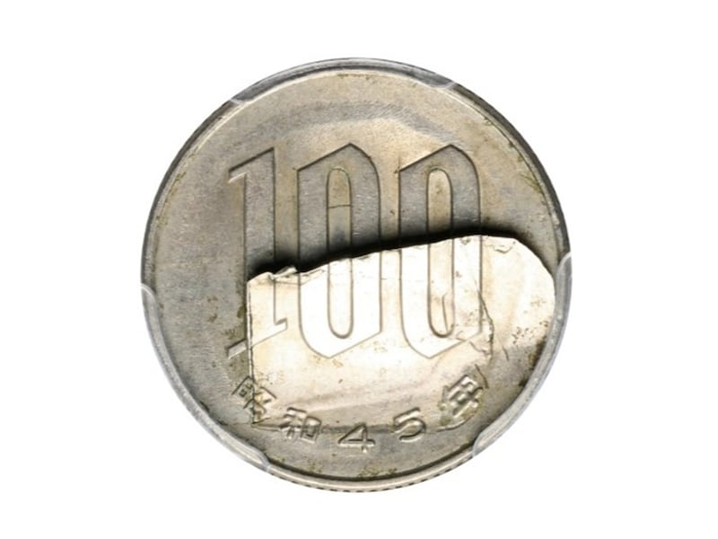 18万円で落札された実際の100円玉（裏面） ※画像：第37回銀座コインオークション Lot番号：699 桜100円白銅貨 昭和45年（1970） 大メクレエラー 現4 PCGS（Mint Error MS62） | EF/UNC