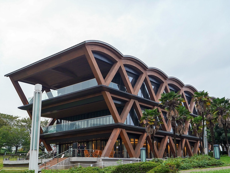 臨港パークに誕生した新複合施設「横浜ティンバーワーフ」（筆者撮影）