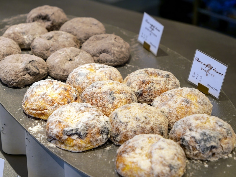 外はパリッと中はしっとりとした新食感の「生ナポリドーナツ」（筆者撮影）