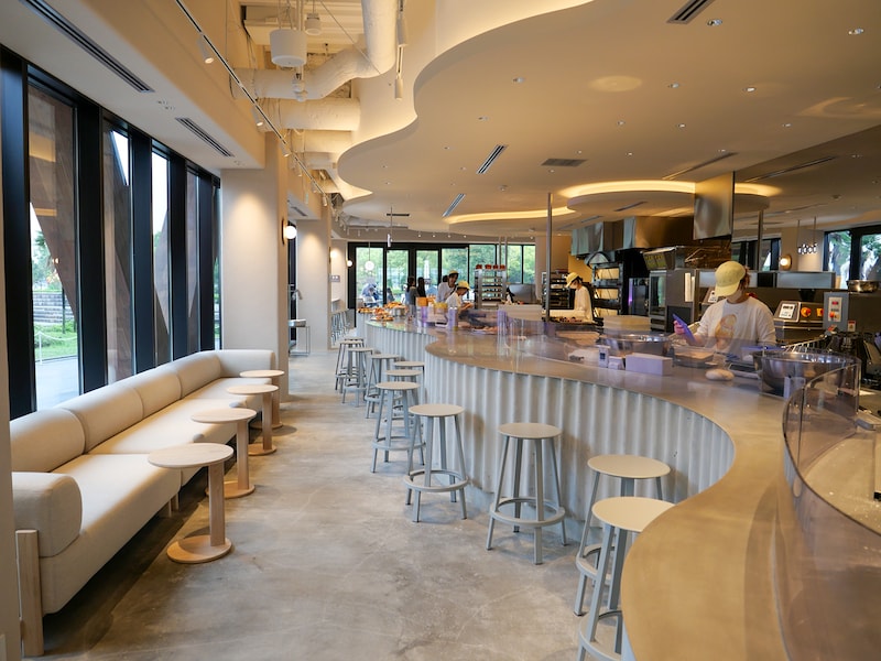 約80席のイートインスペースが設けられています。海風が心地よいテラス席も（筆者撮影）