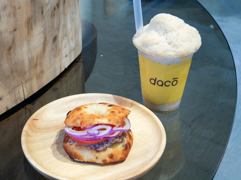 ナポリバーガー（税込486円）とかき氷ドリンク「ポターチェ」（税込680円）（筆者撮影）