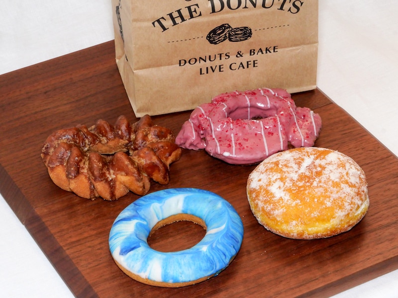 手前から時計回りに、ギャラクシードーナツ（税込220円）、カヌレドーナツ（税込264円）、ラズベリーファッション（税込220円）、生マラサダ（税込242円）（筆者撮影）