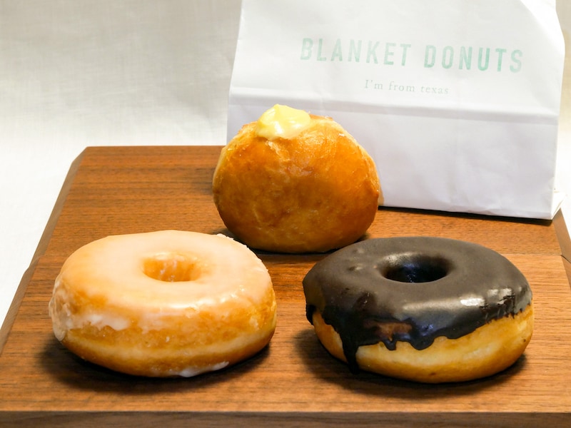 左から時計回りに、クラシック・グレーズ（税込290円）、カスタード（税込380円）、チョコ（税込350円）（筆者撮影）