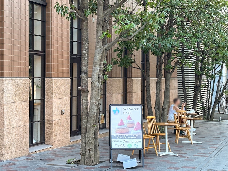 場所は、アパホテル＆リゾート横浜ベイタワー 1階。テラス席も利用可（筆者撮影）