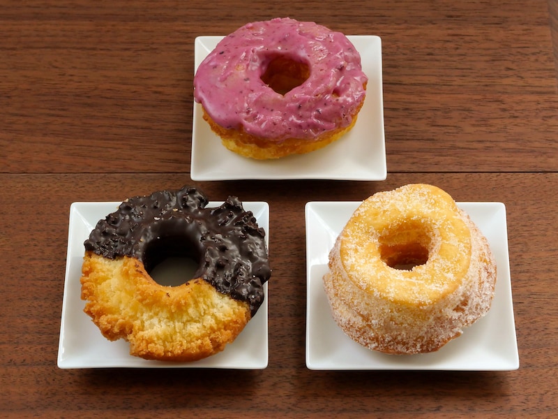 左から時計回りに、オールドファッション チョコレート（税込226円）、ブルーベリーグレーズ（期間限定商品）、シュガードーナツ（税込194円）（筆者撮影）