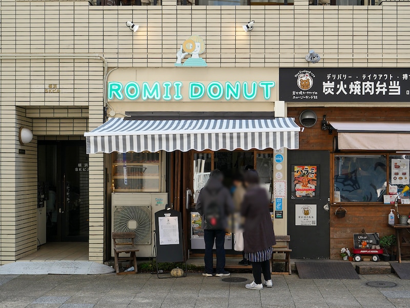場所は、京急 黄金町駅からは徒歩2分、横浜市営地下鉄ブルーライン 阪東橋駅からは徒歩3分（筆者撮影）