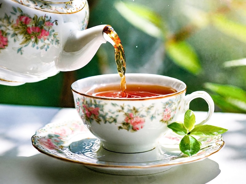 優雅にティータイム、とはいかない現実が……（画像：PIXTA）