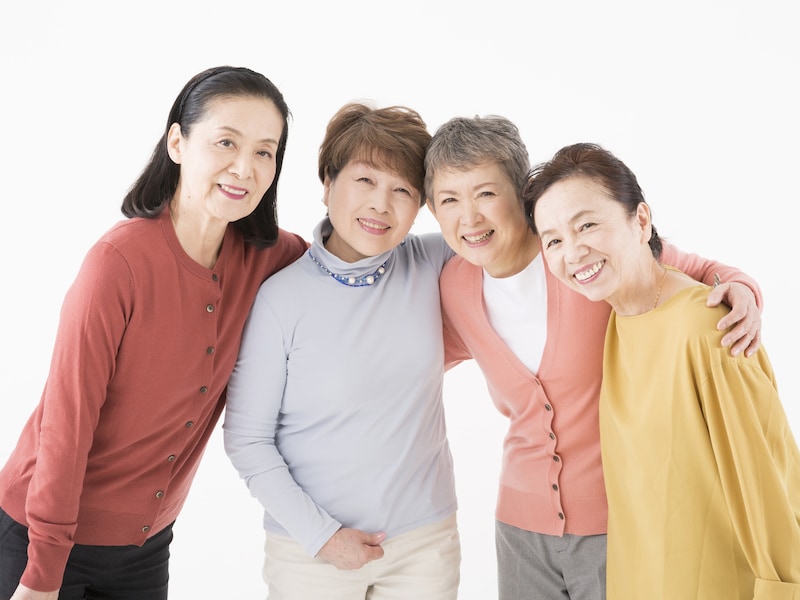 一生貧乏な人の「老後の交際費・娯楽費」の使い方って？※画像：amanaimages