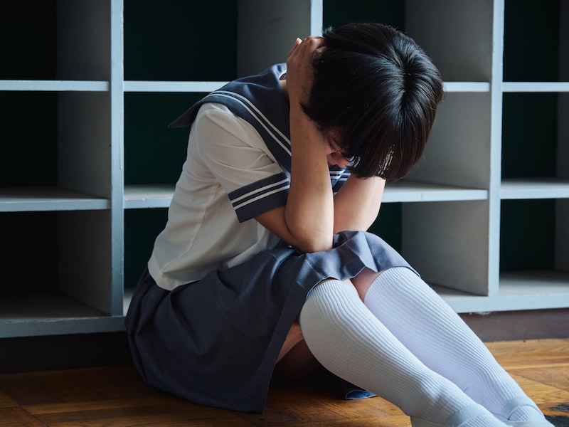 いじめを受けた過去から周りを気にしすぎてしまう（画像：PIXTA）