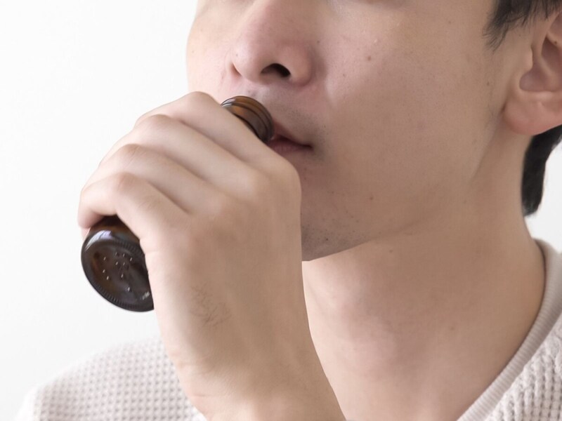 栄養ドリンクを飲む人