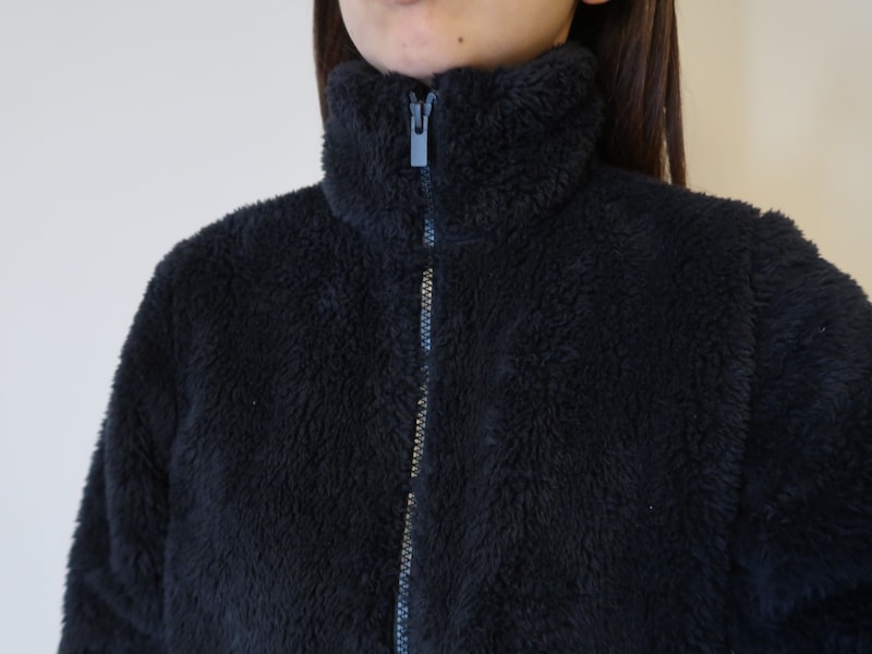 ふわふわとした素材で厚く、首もとをあたたかくキープしてくれます