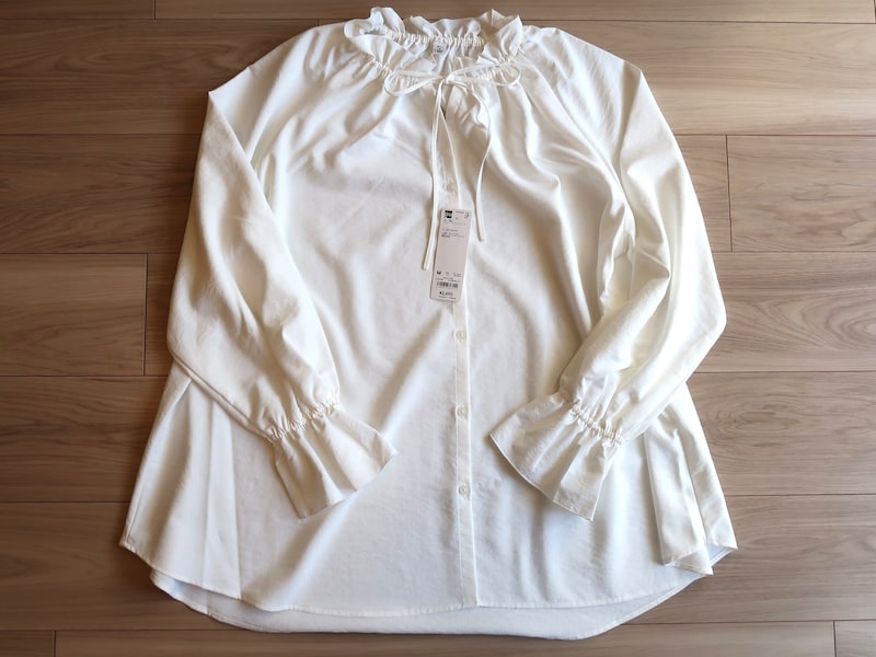 ジーユー　フリルネックチュニック　2490円（税込）