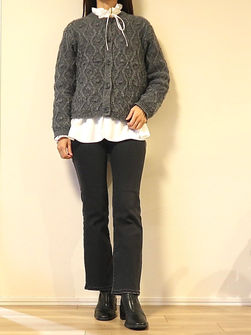 首もとからのぞく小さなフリルがレイヤード時のアクセントに