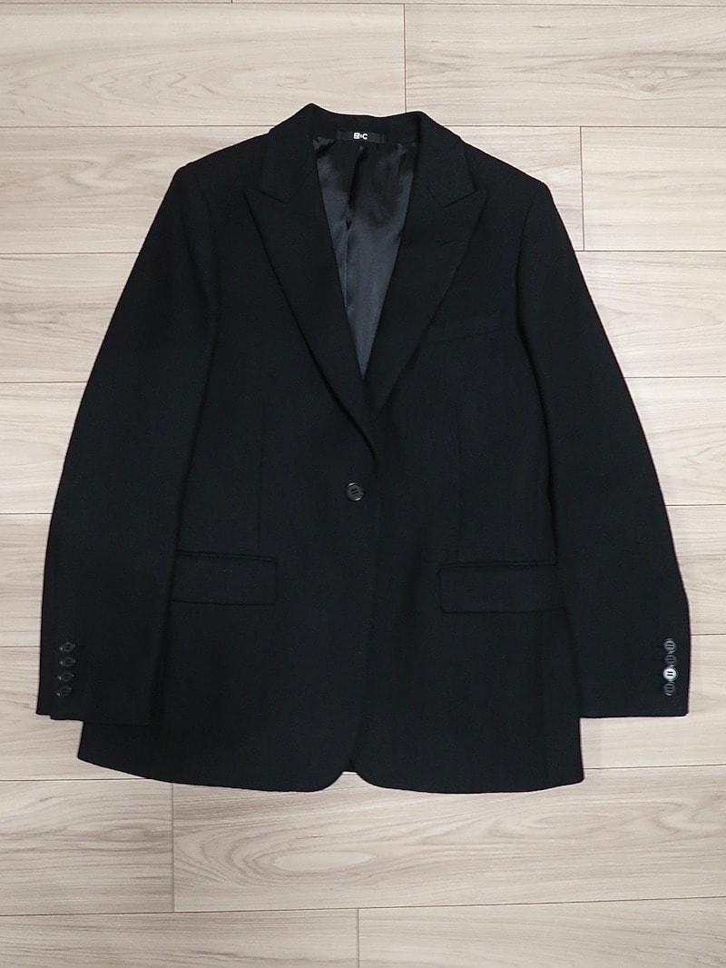 美シルエットな黒のジャケットはセミフォーマルにも使えて重宝します
