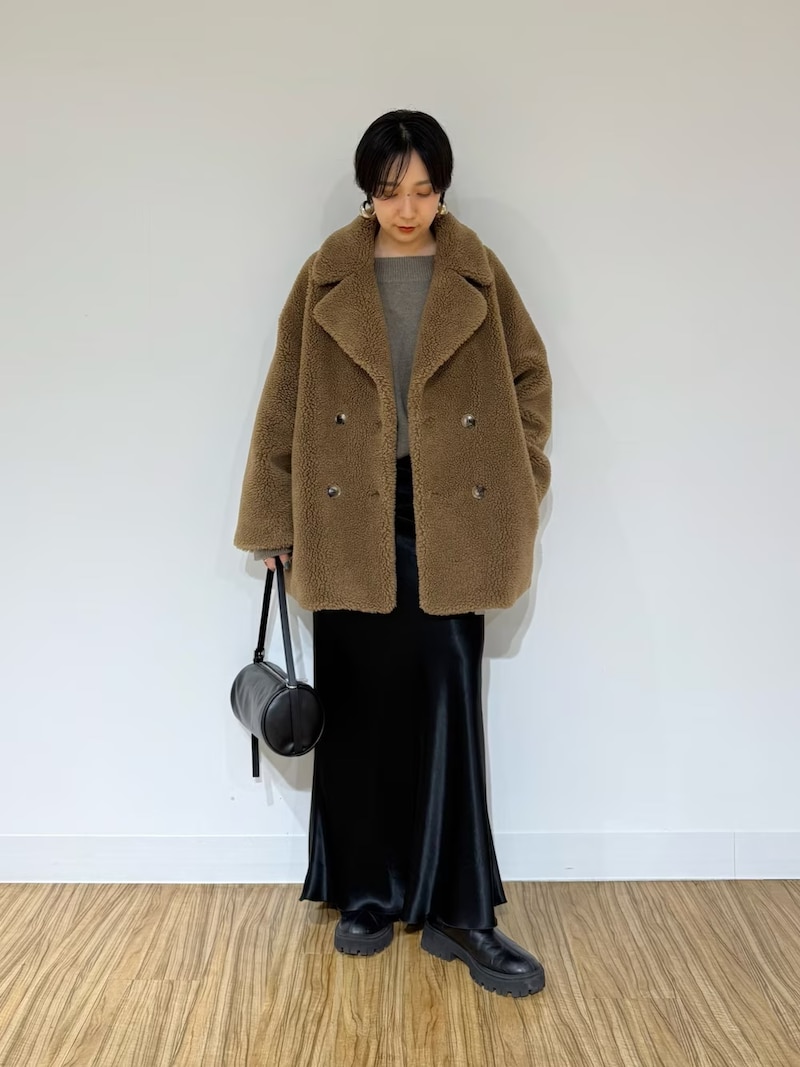 【OKコーデ】ボアコートには起毛感のない素材のボトムスを合わせて　出典：WEAR