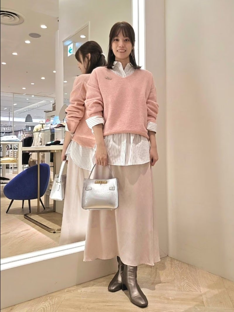 スカートまで揃えたピンクのワントーンコーデ　出典：WEAR