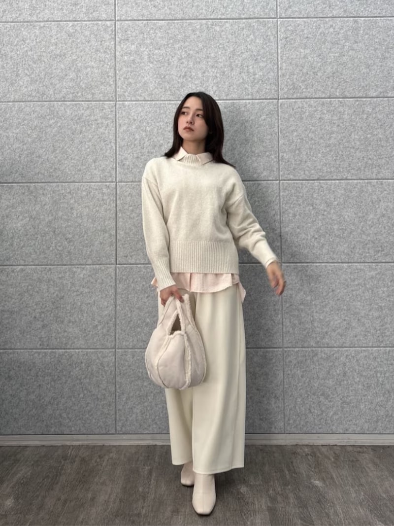 白のレイヤードに旬のピンクも取り入れて　出典：WEAR