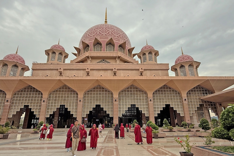 マレーシアの行政都市プトラジャヤにある、プトラモスク。ピンクモスクとも呼ばれる。訪問者にはローブを貸してくれる