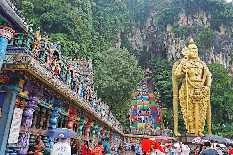 クアラルンプール近郊の聖地「バトゥ洞窟」。272段の虹色の階段を登った先には鍾乳洞の寺院がある