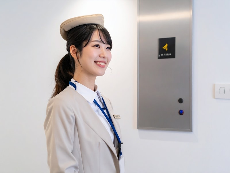 昭和時代、笑顔で客を案内したエレベータガール ※画像出典:PIXTA