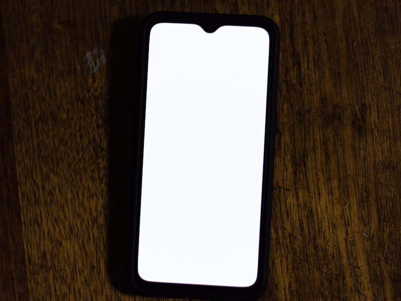 こんな大事な時につながらないなんて…… ※画像：PIXTA