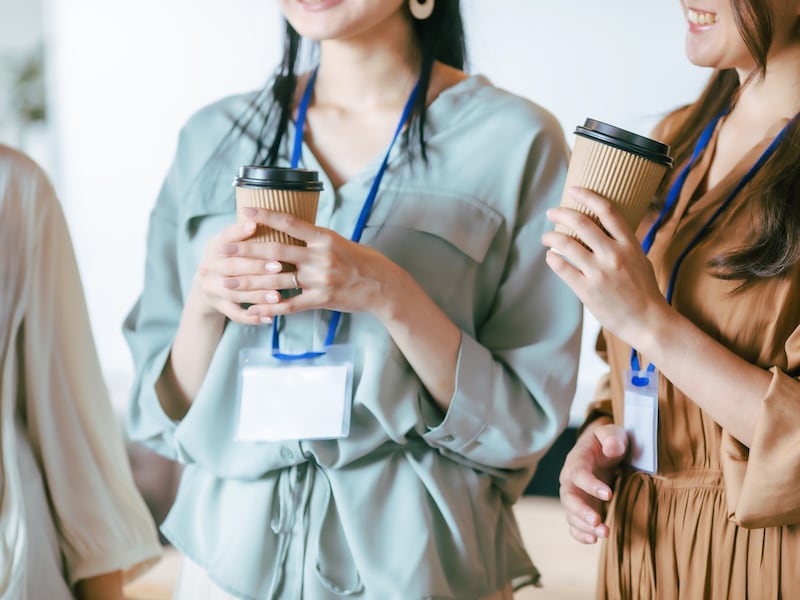 周囲の女性たちから「こびている」と言われて続けて……（画像：PIXTA）