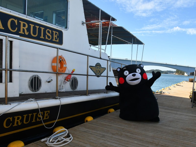 参加者に手を振るくまモン