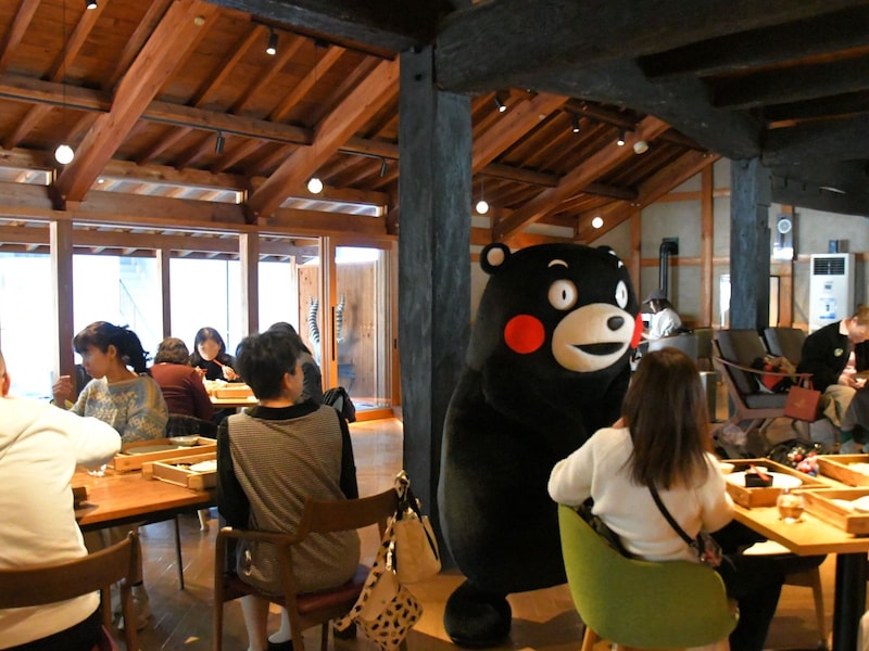 参加者との触れあいを楽しむくまモン