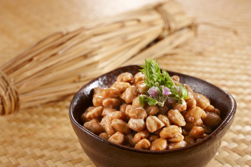 器に盛られた納豆とわらに包まれた納豆