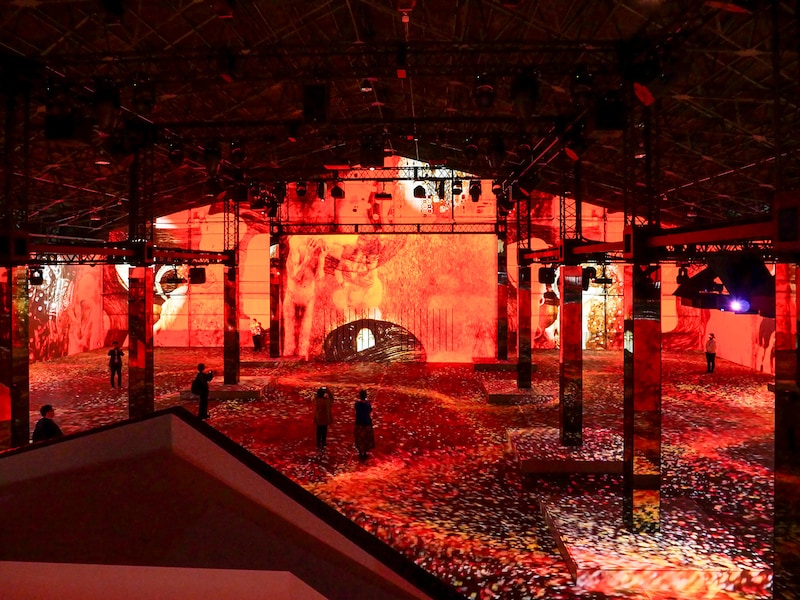 2Fエリアからはメインステージ全体をのぞめる（筆者撮影）