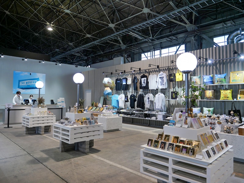 会場限定グッズを販売する「SHOP」（筆者撮影）