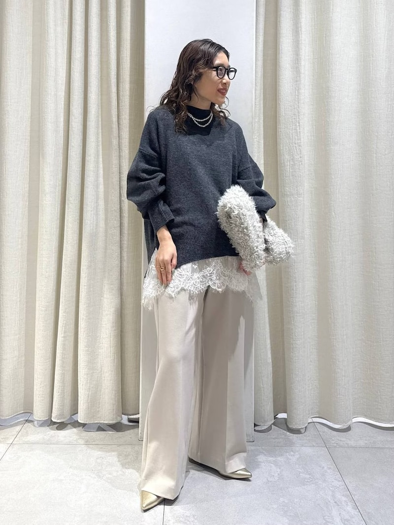 ニットの裾からレースをちらっと見せるのがポイントです　出典：WEAR