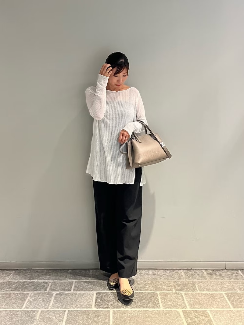 シアー素材のトップスは一枚でもレイヤードでもOK　出典：WEAR