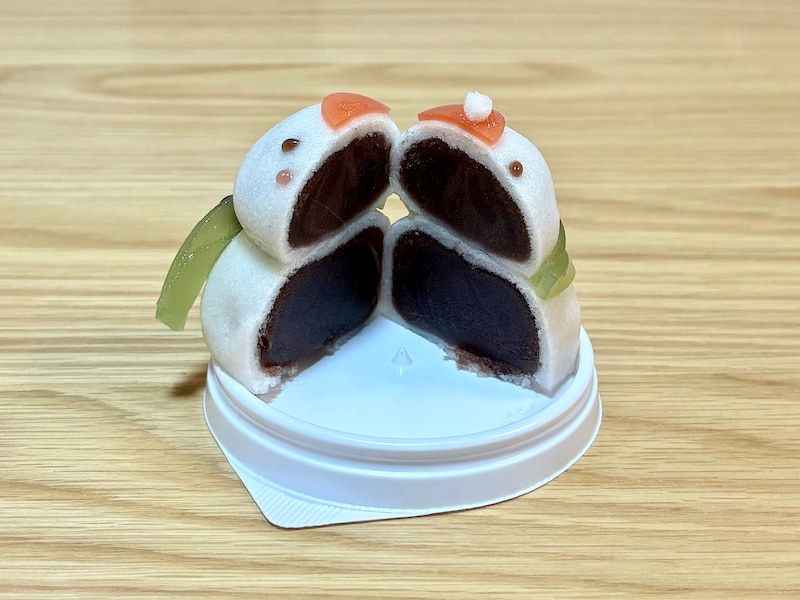 こしあんがぎゅっと詰まっていて美味。クリスマスに和菓子もいいかも！ 