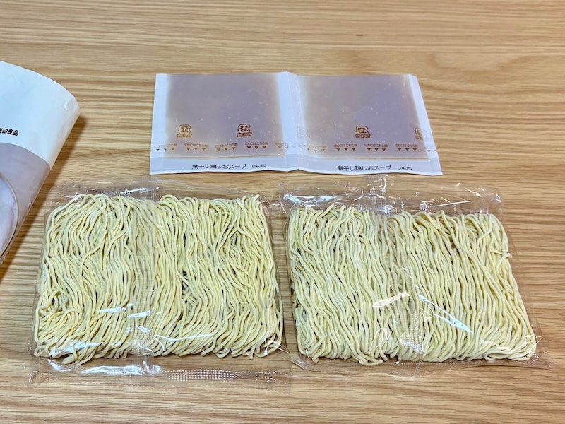 「麺」と「ラーメンスープ」のセットが2つずつ入っています
