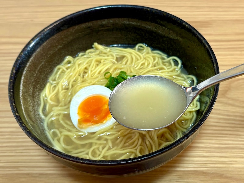 煮干しの風味を感じるスープを、スッキリと楽しめます