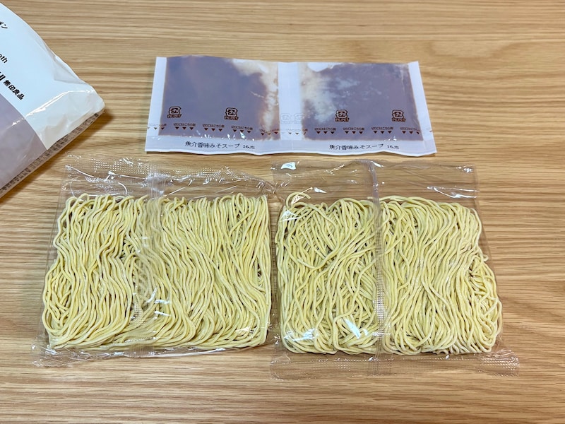 「麺」と「ラーメンスープ」のセットが2つずつ入っています