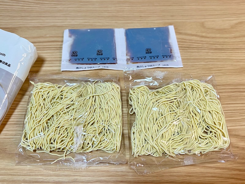 「麺」と「ラーメンスープ」のセットが2つずつ入っています