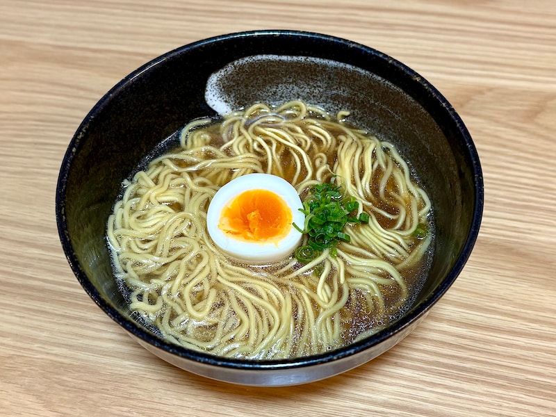 もちもちの細麺に、醤油の風味がよく絡んで絶品!