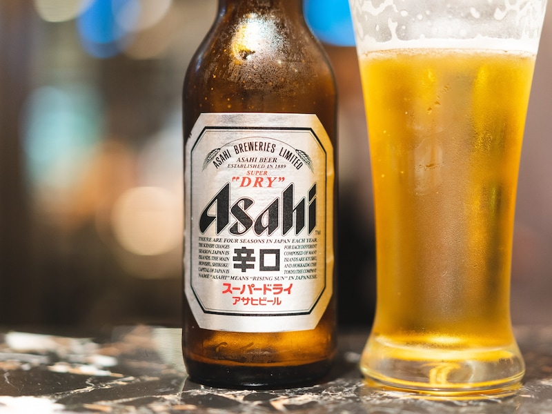 サイバー攻撃による被害を受けたアサヒグループHD。同社商品が一時品薄になるなど、その被害は私たち消費者にも影響を及ぼしました ※画像：Shutterstock.com（画像はイメージ）