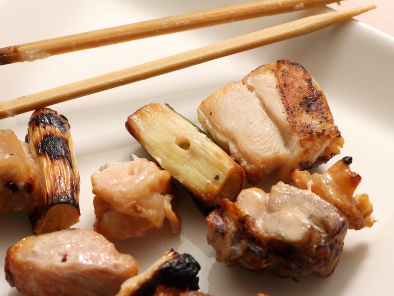 焼き鳥を“串から外して食べる”のは避けたい理由とは ※画像：PIXTA