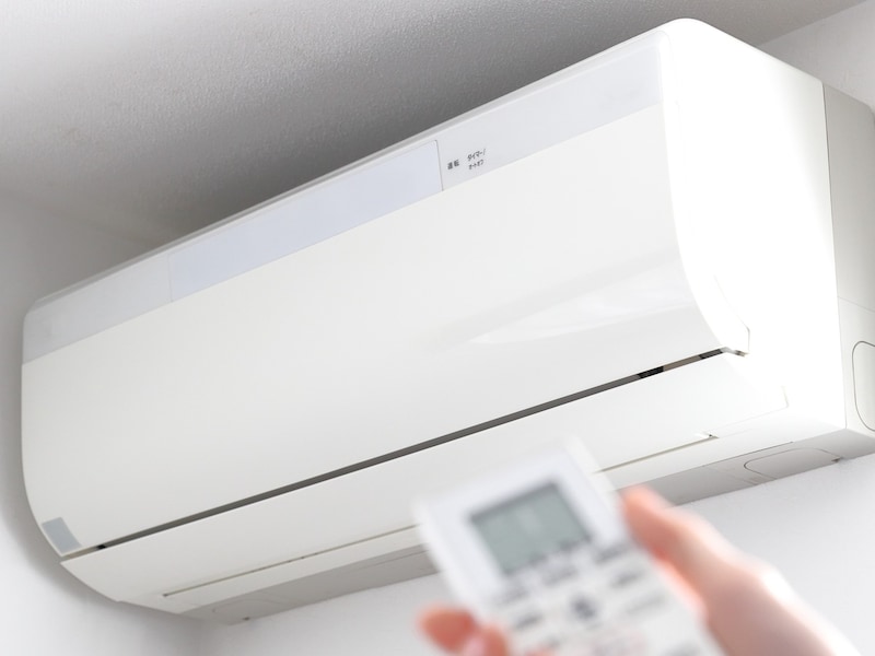 節約のためにエアコンはなるべく使わないようにしていたけれど…… ※画像：PIXTA