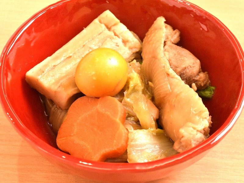 名古屋クラウンホテル（名古屋市中区）では朝食バイキングでひきずり鍋を食べられる。左奥に盛られた「角麩」も愛知県独特の鍋料理に欠かせない具の1つ。宿泊客以外でも利用可（大人2200円）