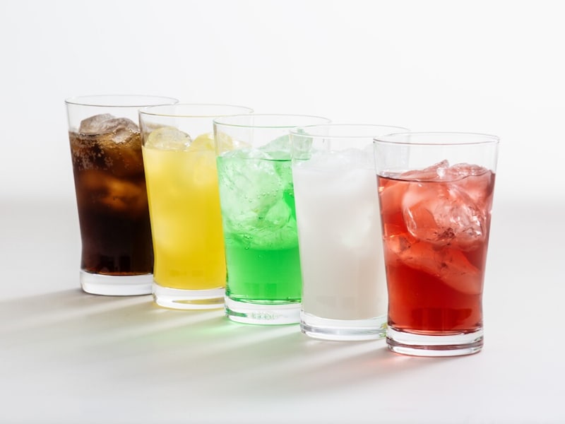 お金持ちが飲まないものって？（画像：PIXTA）