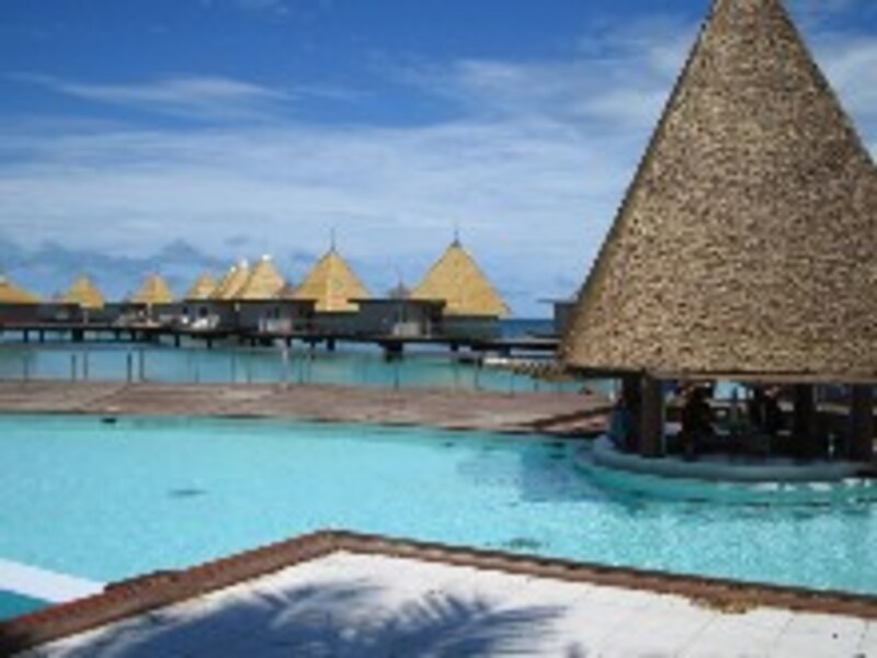 プールバーで水につかりながらカクテルを