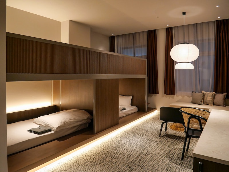 上下にレイアウトしたセミダブルベッドを備えたロフトプレミア（定員4名）（筆者撮影）