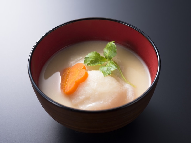 関西風の雑煮は白味噌仕立てで丸餅が基本 ※画像：PIXTA